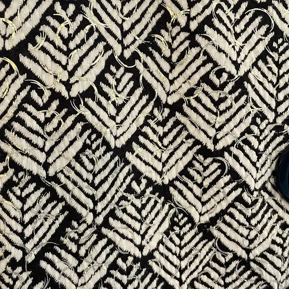 Adorable, black and white jacket with gold details, from JM Collection, 2X. - Picture 4 of 9